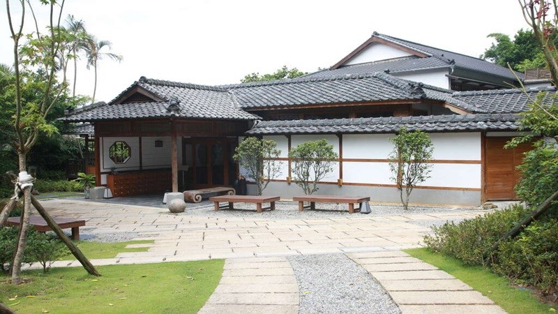 北投文物館始終致力於保存、展示臺灣早期的民間藝術與民俗文物，現有典藏文物近五千件，內容以清末、日治以降至1970年代期間的臺灣民俗工藝為主，其中包含臺灣原住民族文物一千餘件，以及以閩、客為主的漢民族文物共三千餘件。